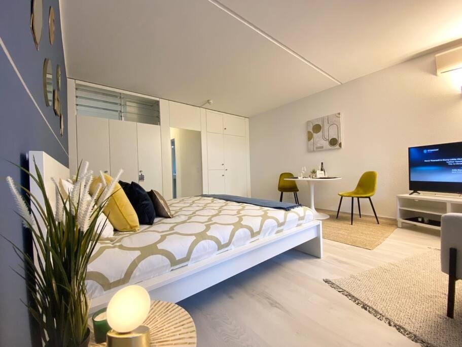 Luganersee, Pool, Strand, Parkplatz, Suite 比索内 外观 照片