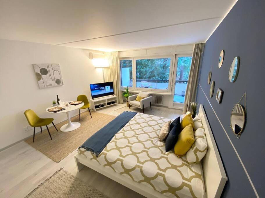 Luganersee, Pool, Strand, Parkplatz, Suite 比索内 外观 照片