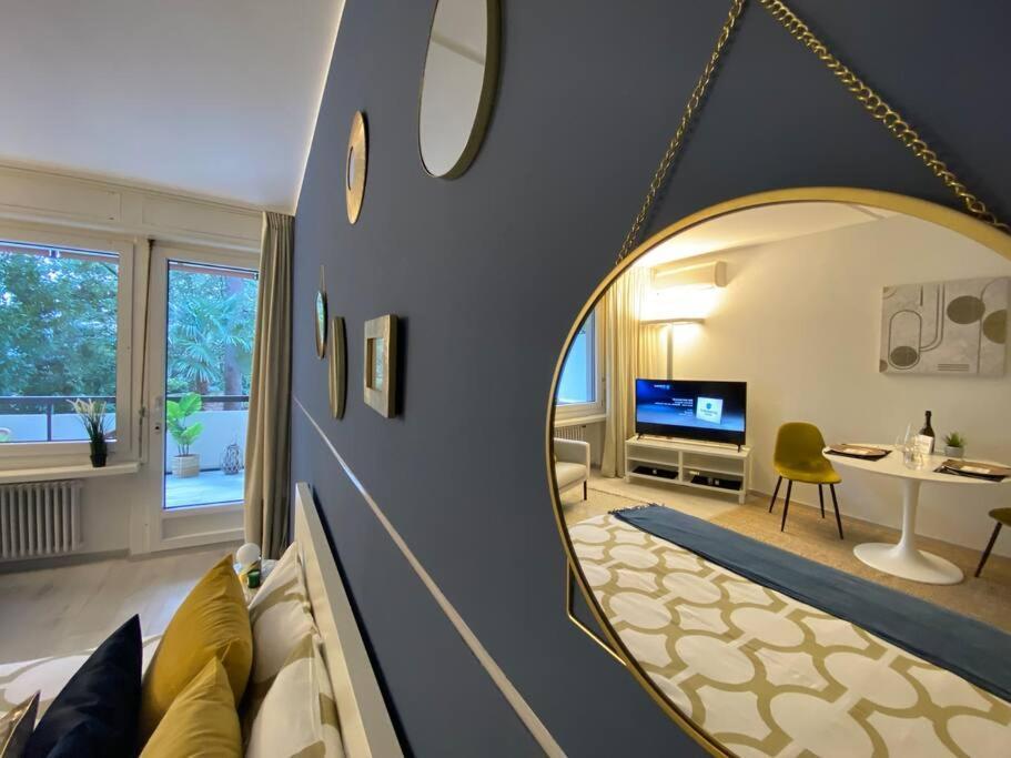 Luganersee, Pool, Strand, Parkplatz, Suite 比索内 外观 照片
