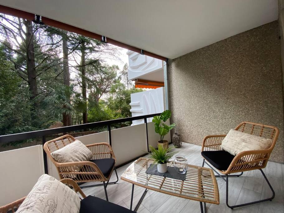 Luganersee, Pool, Strand, Parkplatz, Suite 比索内 外观 照片