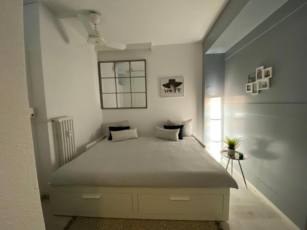 Luganersee, Pool, Strand, Parkplatz, Suite 比索内 外观 照片